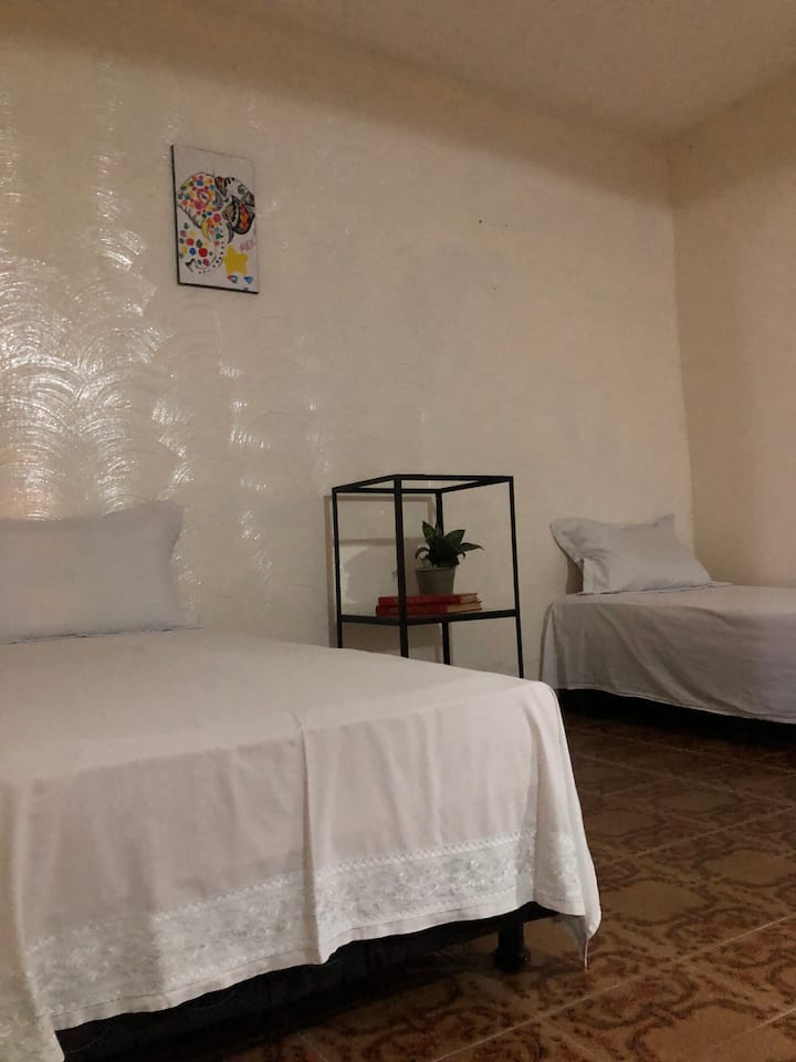 Chumba 4 cha kulala, vitanda 2 vya mtu mmoja. Sakafu ya chini.