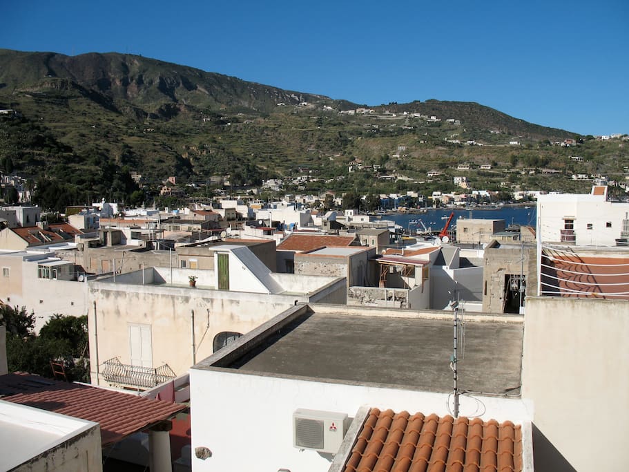 Panorama dal terrazzo solare sui tetti di Lipari