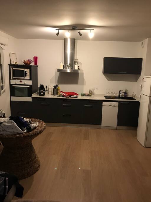 Nouvelle photo à venir une grande table et un canapé sont présent