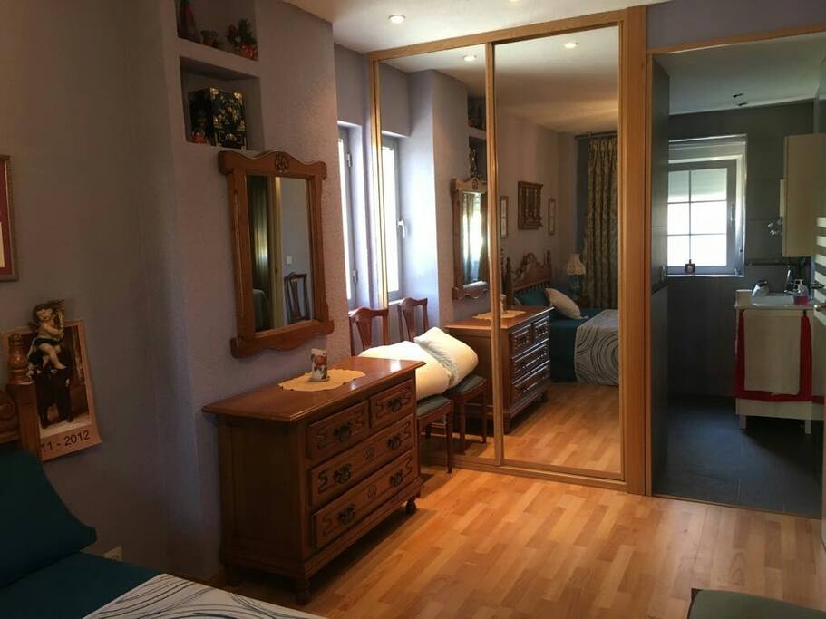 Habitación muy amplia con mucho espacio. El cuarto de baño está dentro de la Habitación.