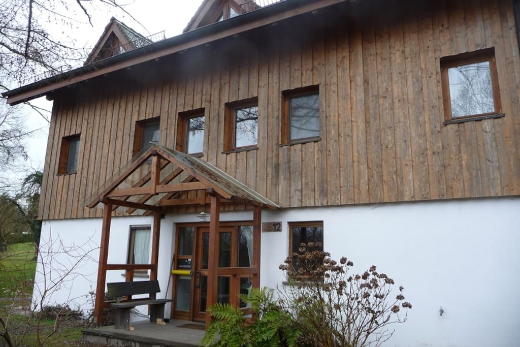 Eingangsbereich zum Haus mit Besucherparkplatz.