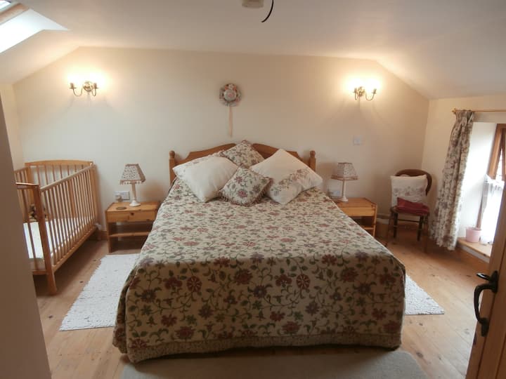 Cama tamaño king en el primer piso, baño privado.