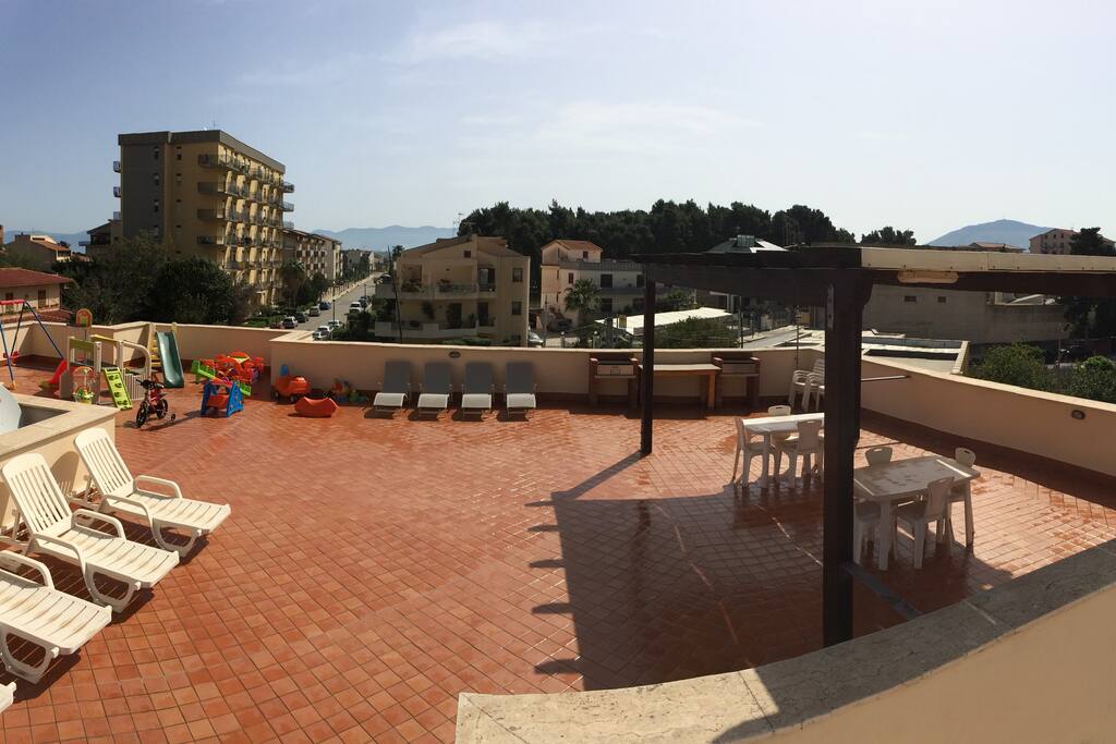 Terrazza, gazebo, sdraio, barbecue, giochi ecc.