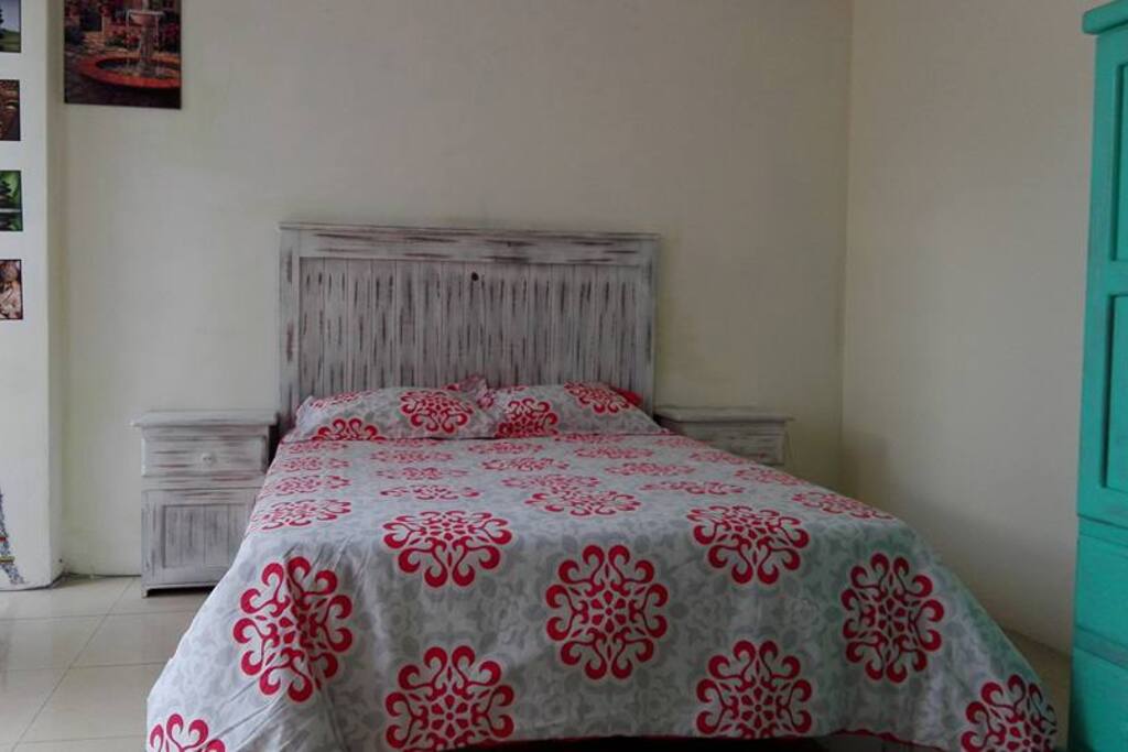 Cama con respaldo y dos burós