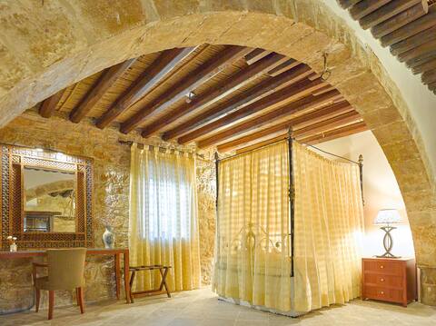 Archontico (Luxury Suite with fireplace &Spa Bath)