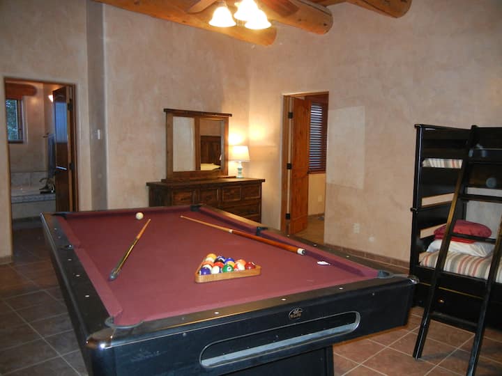 Suite parentale - Bain principal à travers la porte sur la gauche, chambre king size à travers la porte à droite