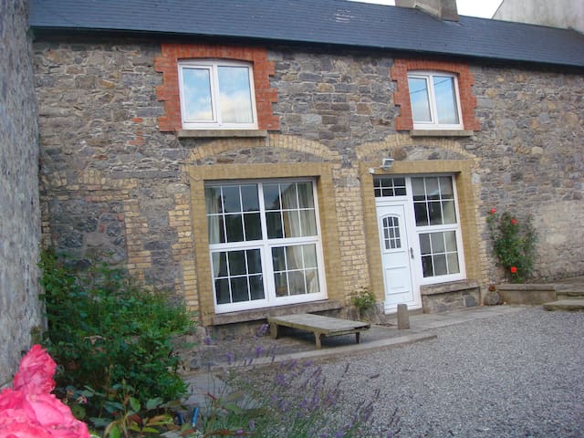 Amazing 2 bed mews house. Free wifi