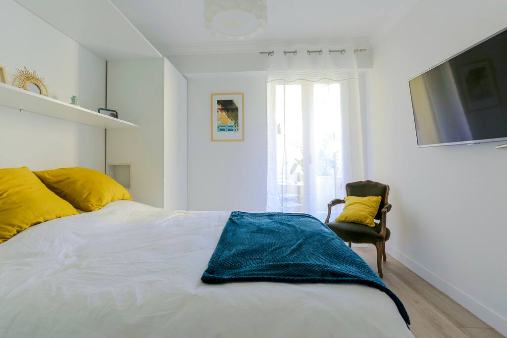 Bedroom with queen size bed
