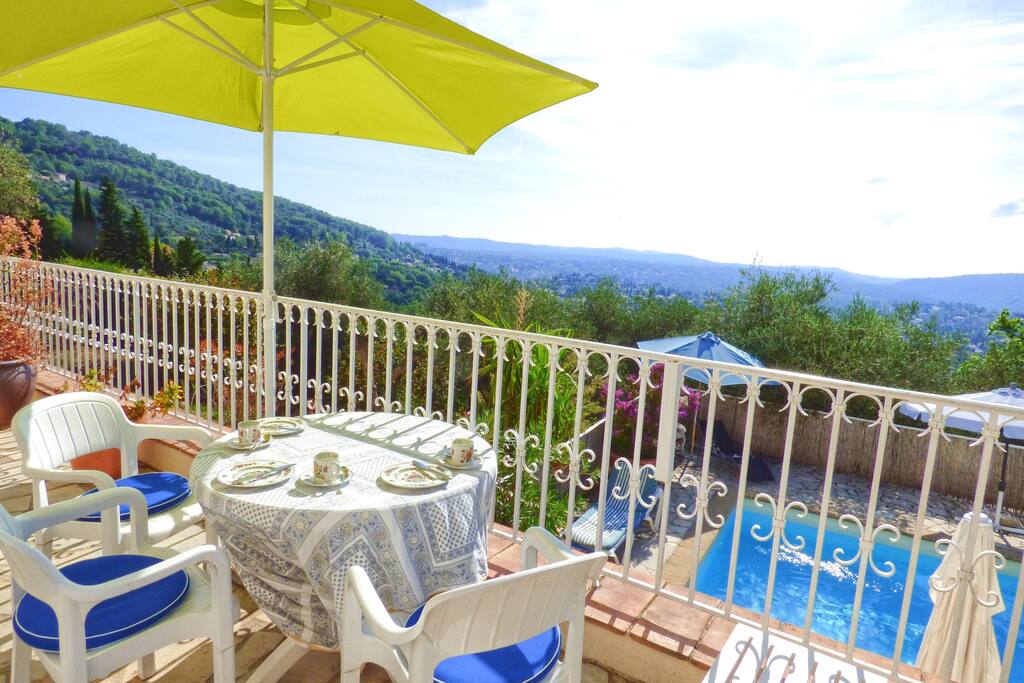 Blick von der Terrasse der Villa