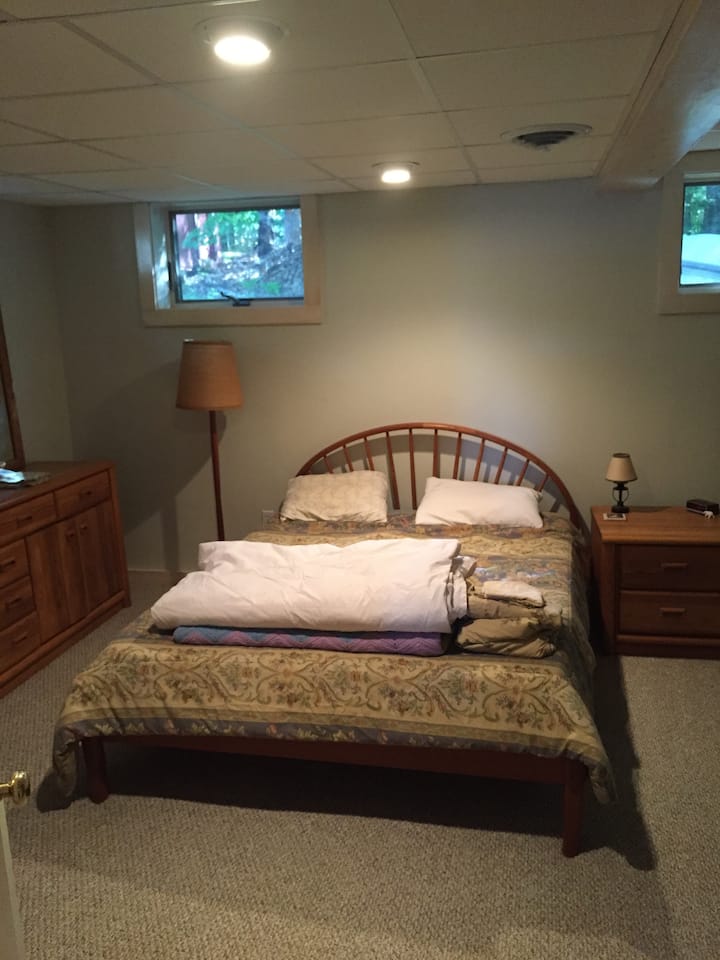 חדר שינה במפלס התחתון עם מיטת קווין סיי 