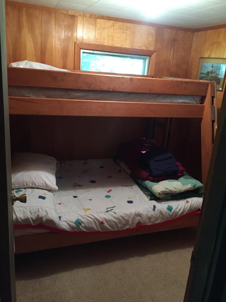 חדר שינה ראשי 1 עם מיטת קומותיים (קווין סייז למטה, זוגית למעלה)