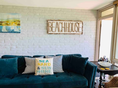 Top Airbnb: Steps to the Beach! Beautiful ground floor condo in Port Aransas