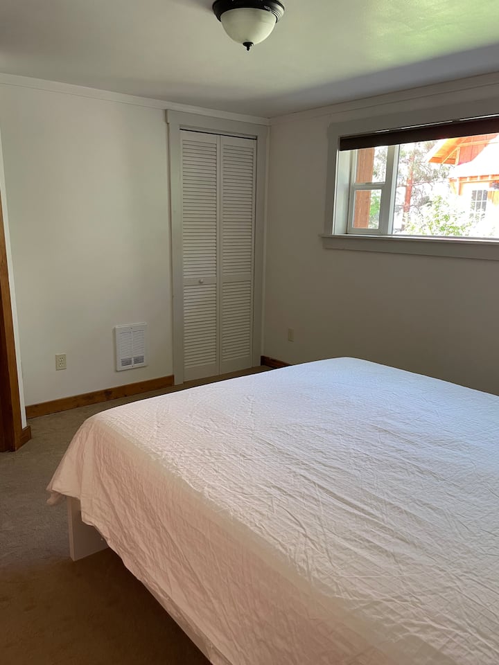 Skriňa v hlavnej spálni má dostatok priestoru na vaše veci spolu so stojanom na zavesenie predmetov. 