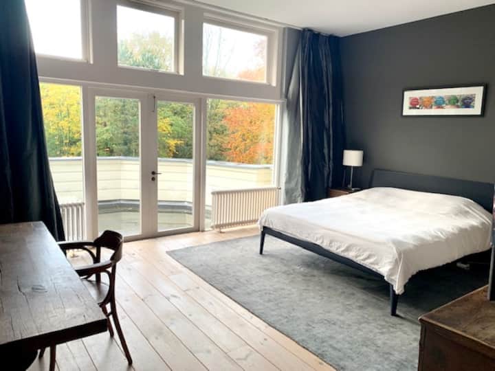 חדר שינה ראשי 1 (קומה 1) עם חדר רחצה פרטי עם אמבטיה, מקלחת ושירותים.