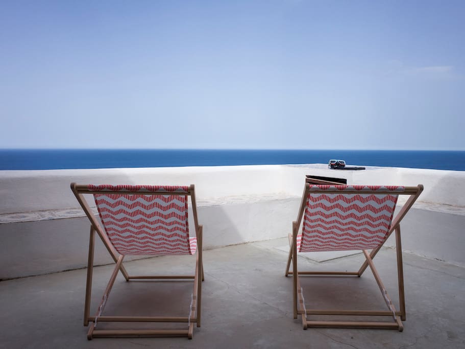 Beach chairs and balcony view.
Sdraie sul balcone.