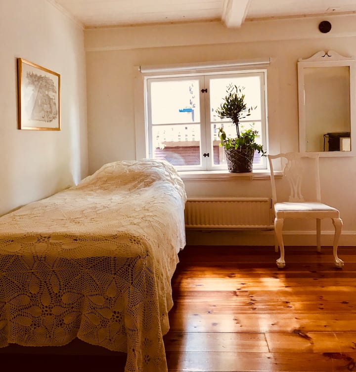 Sovrum med enkelsäng.