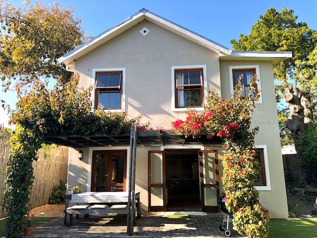 Berry Cottage by Cape Valley Stays