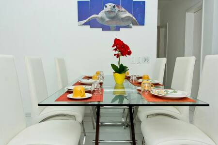 Apto no canto da enseada a 250 mts da praia.