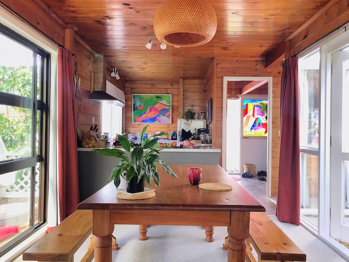 Cosy artsy retreat set into native bush.
