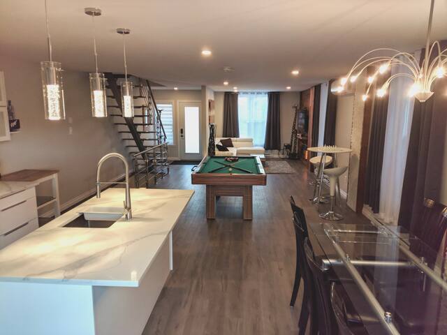 Modern townhouse with rooftop deck 4BR close to DT