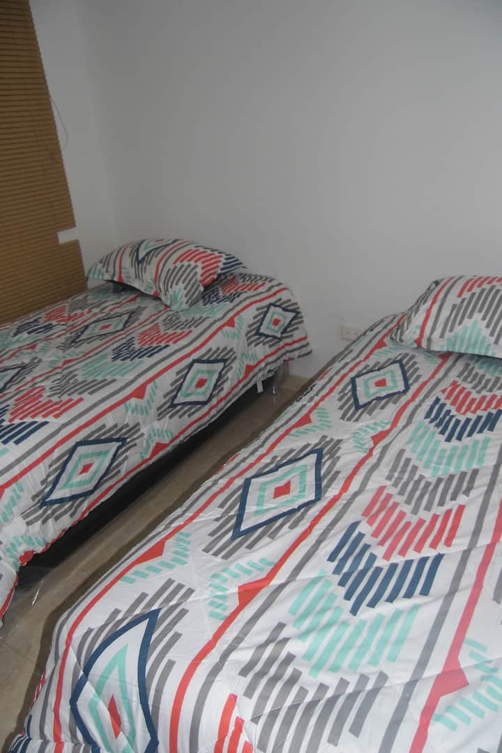 Dormitorio 2 con camas sencillas// Bedroom 2
