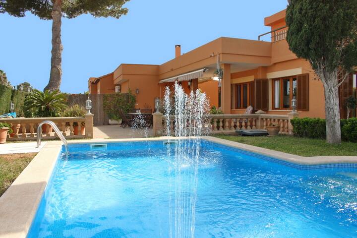 Spacious house with pool, terraces near the beach