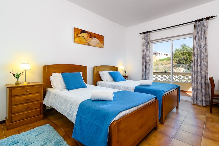 Dormitorio (1er piso) con un balcón con una vista luminosa del campo.