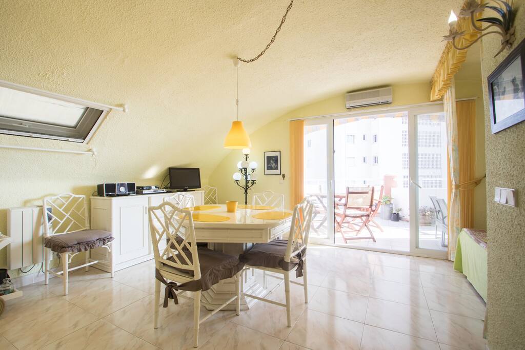 Open plan kitchen-diner.