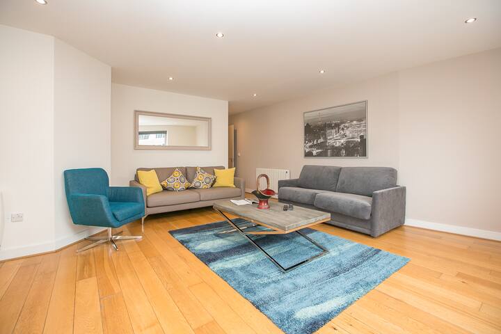 City Centre Spacious 3 Bed Family Apt with balcony gallery image 3