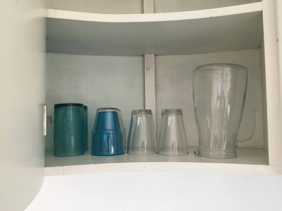 8 vasos total y 1 jarra
4 vasos vidrio
2 vasos turquesa
2 vasos azul