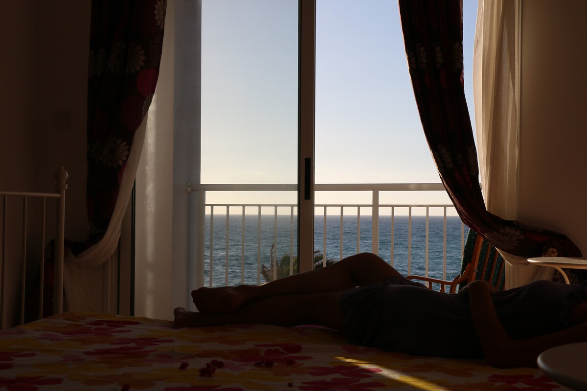 Allongez-vous au lit et perdez-vous dans la vue 