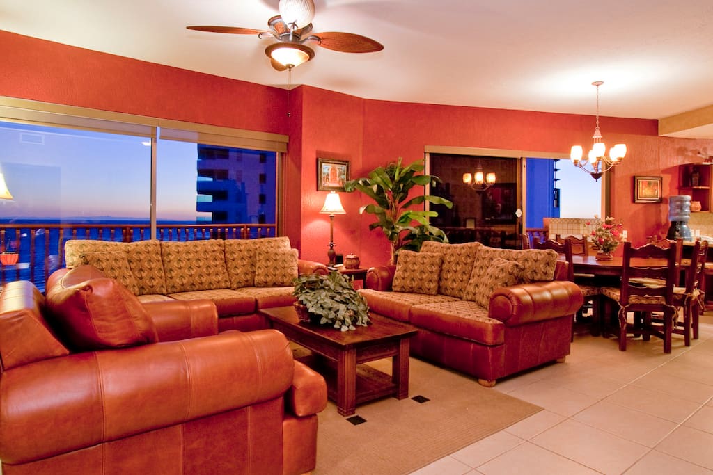 Living room with panaramic view.
