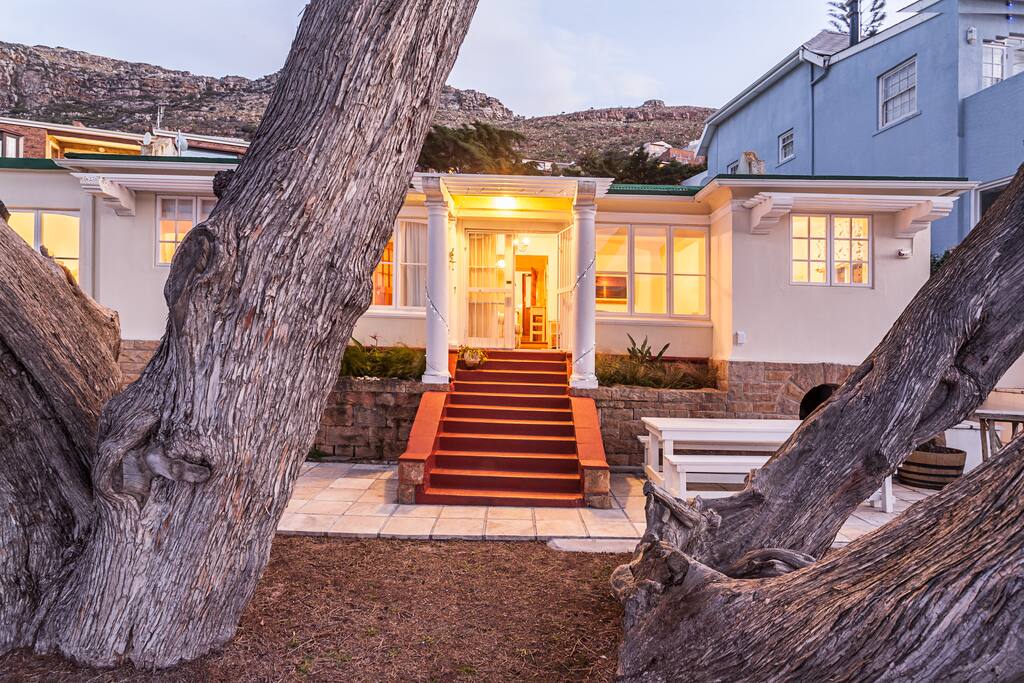 Front view of Heritage Beach Cottage.