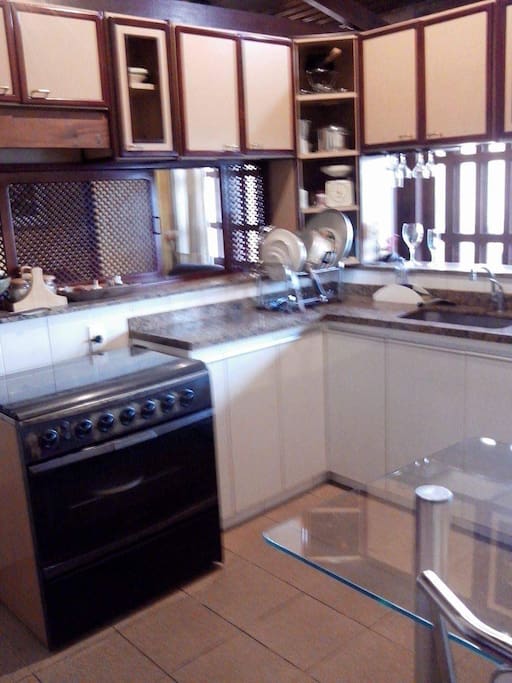 Cozinha planejada, com todos utensílios e eletrodométicos.