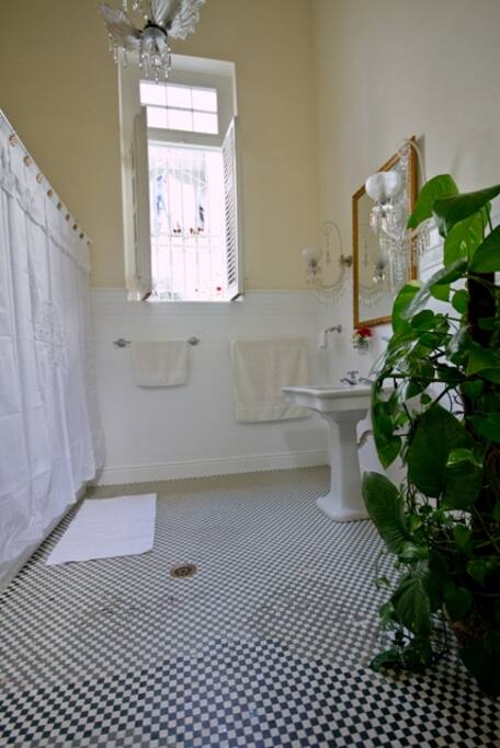 baño con todo su mobiliario original