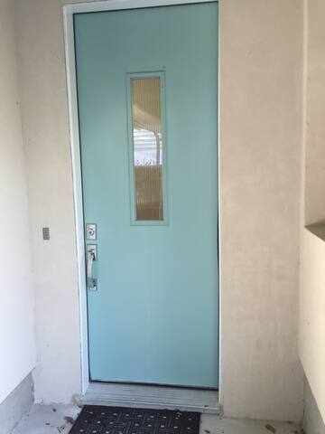 Modern 3 Bdrm Condo off S 1st gallery image 3