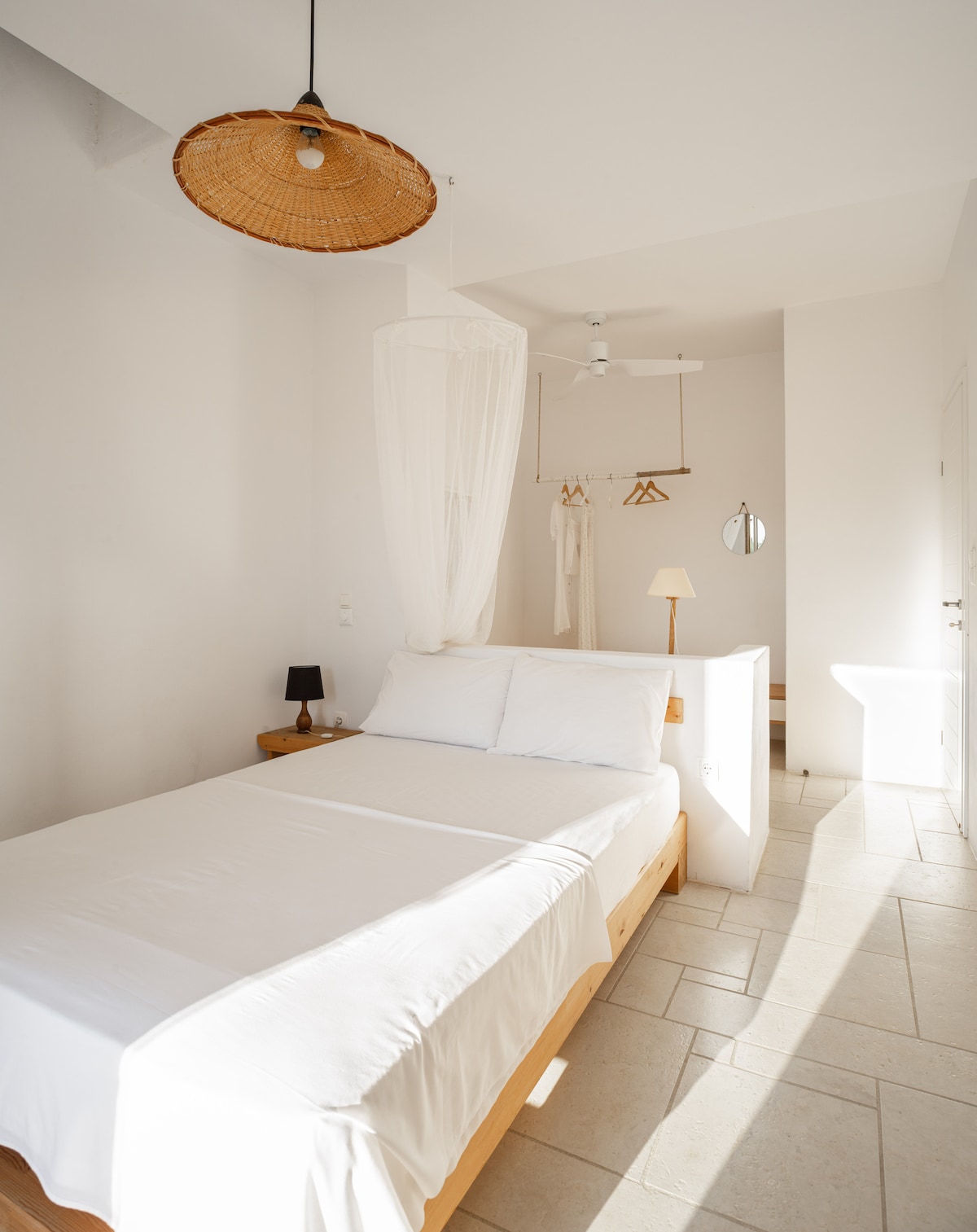 Јужната спална соба е на пониско ниво.