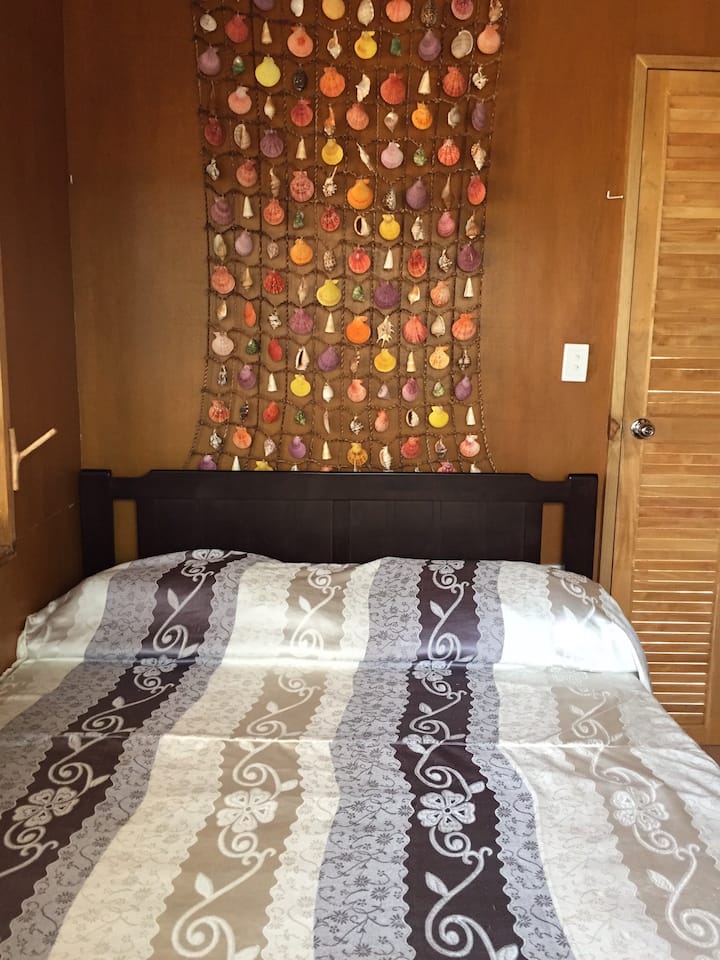 Una cama doble real,dentro del dormitorio .  