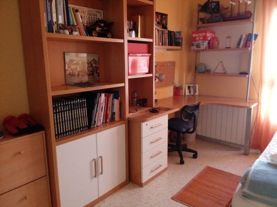 habitacion individual con escritorio