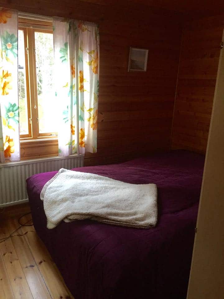 Sovrum med dubbelsäng
Bedroom con cama doble.