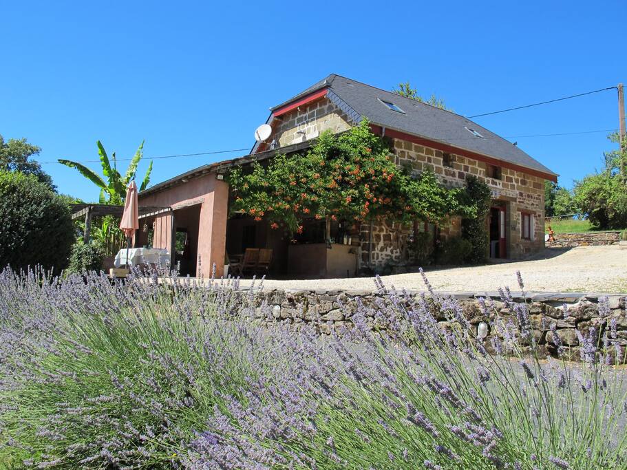 Le gite dans la grange en pierre vue du terrain de pétanque