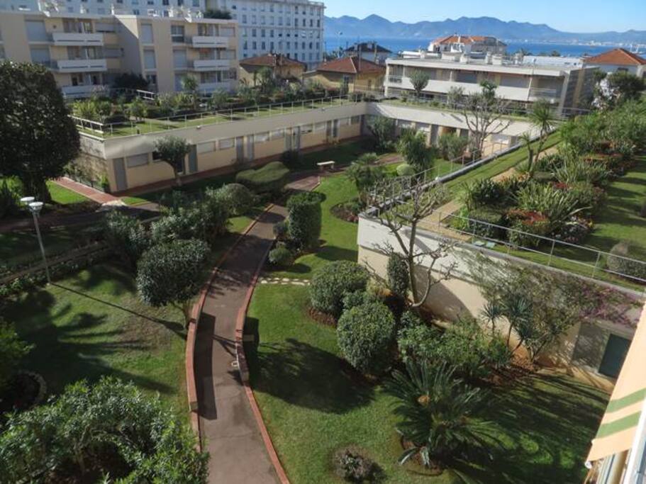 Vue mer et jardin depuis la terrasse