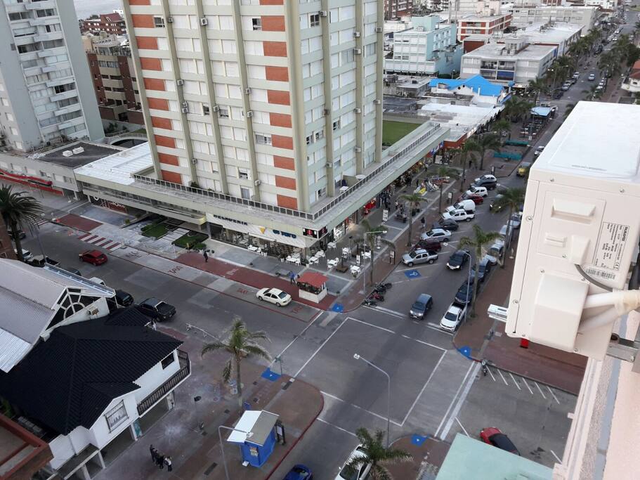 Pleno Centro: 2 cuadras de Playa El Emir, 2 cuadras del Puerto, 2 cuadras de "Los Dedos", 2 cuadras de Playa "Mansa", 2 cuadras de la Plaza de los Artesanos