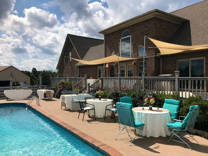 Farm view Clover Bottom Bed & Breakfast near I75 Bed and breakfasts