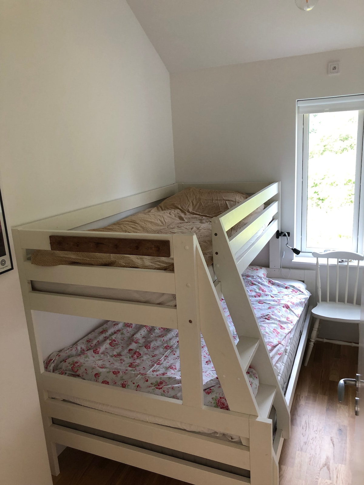 双层床120厘米+90厘米（长200厘米）。 