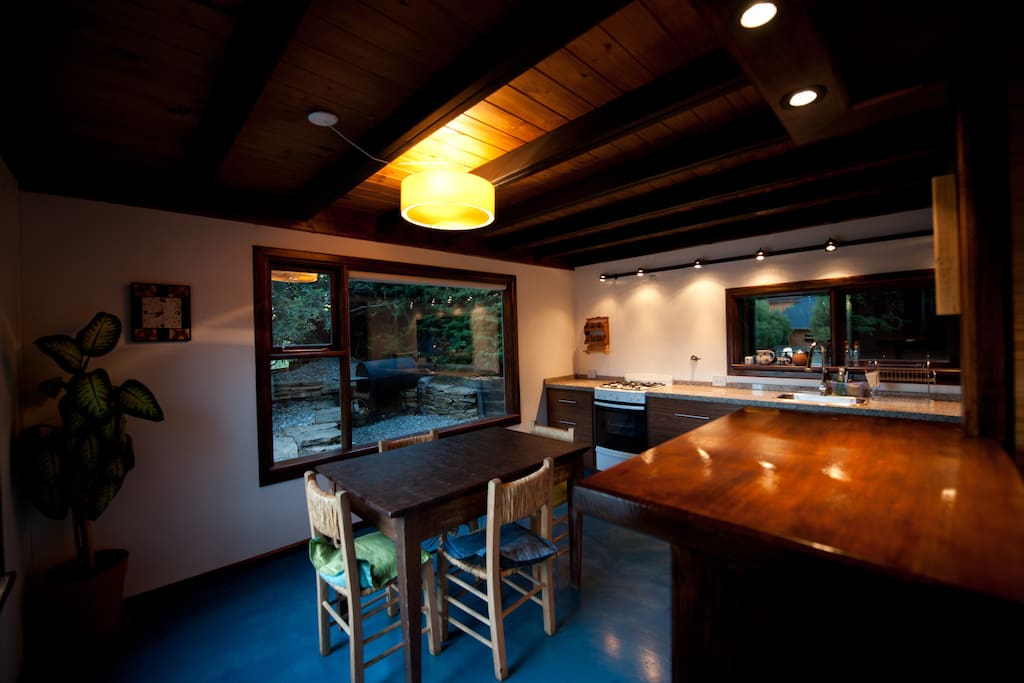 Amplia cocina comedor muy luminosa, integrada al estar. Cuenta con microondas, tostadora, licuadora, vajilla y todo lo necesario para su estadia.