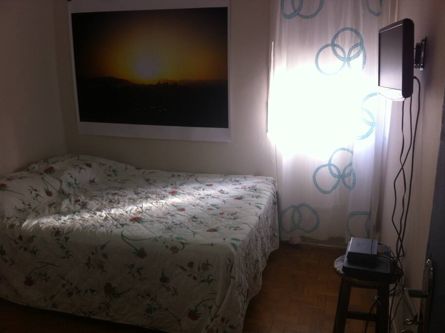 Quarto com TV, net e DVD.