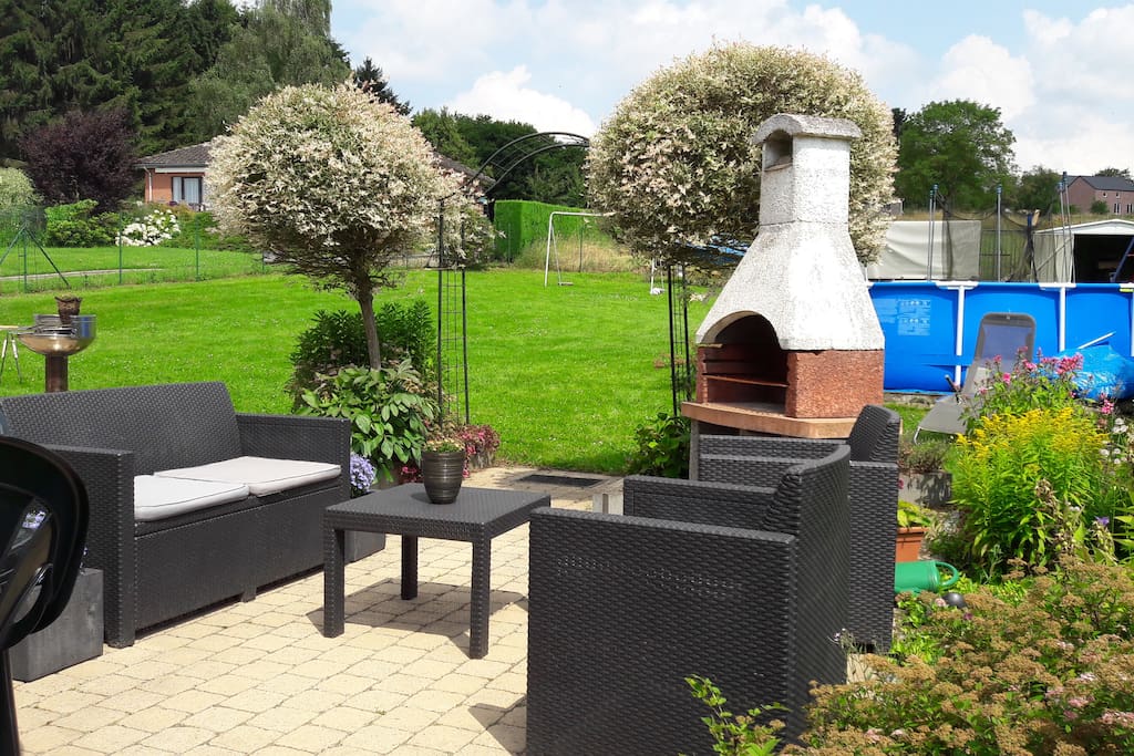 Terras met zicht op de tuin / Terrasse avec vue dans le jardin