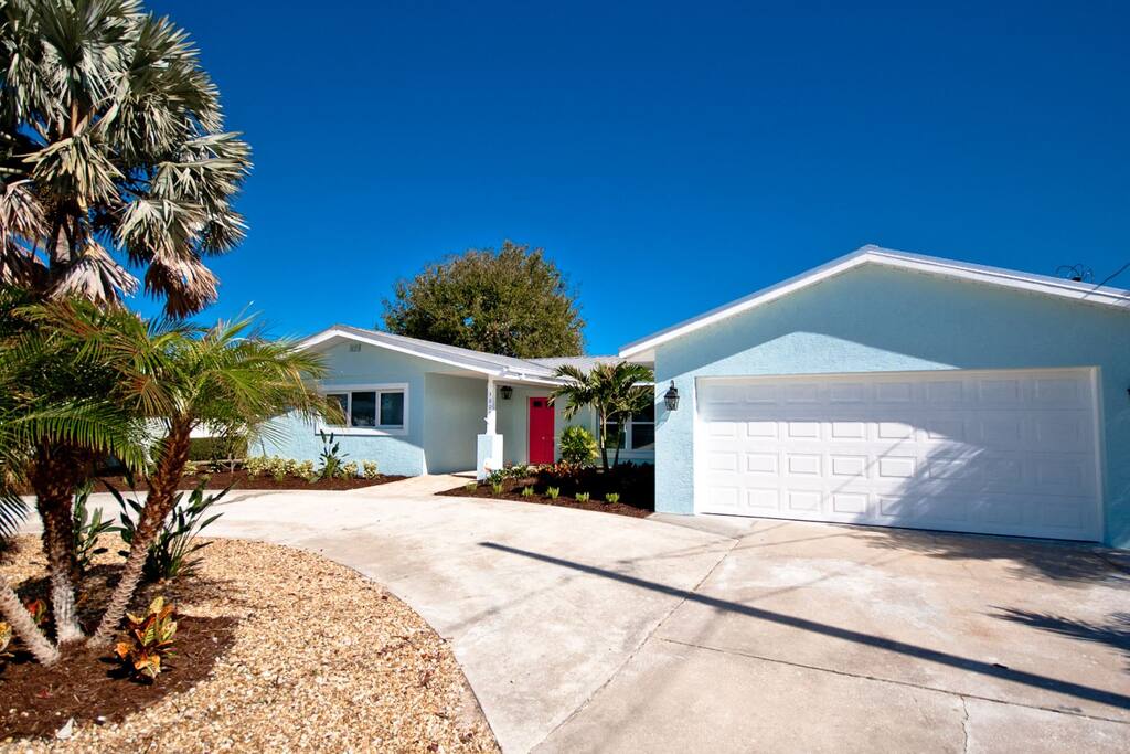 Parking for everyone in the 2 car garage and circular driveway