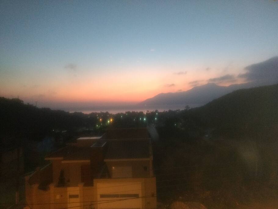 Vista do amanhecer da cama da suíte principal.